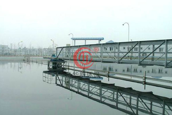 垂架式中心傳動刮泥機